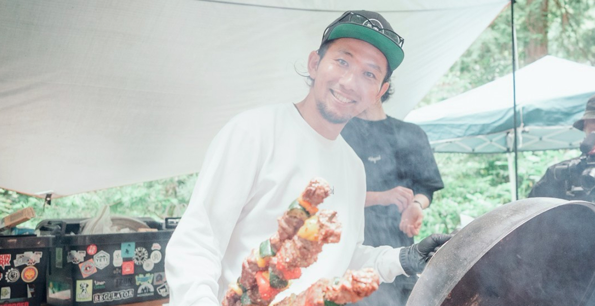 料理中の吉元さん